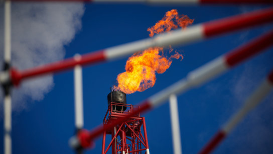 Газовый факел морской нефтеперерабатывающей платформы.