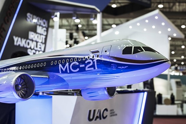 Модель самолета МС-21 на стенде на стенде Объединенной авиастроительной корпорации