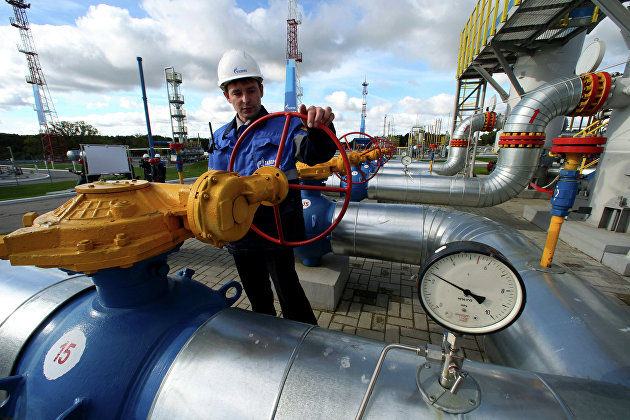 Работник "Газпрома" на газохранилище