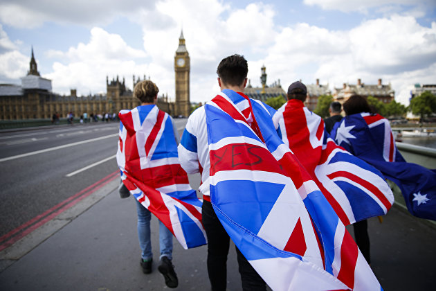 Люди с флагами Великобритании на Вестминстерском мосту в Лондоне