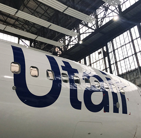 Самолет Boeing 737-800 авиакомпании Utair в новой ливрее в ангаре аэропорта "Внуково". 31 октября 2017