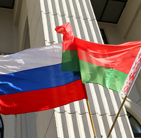 Государственные флаги России и Белоруссии.