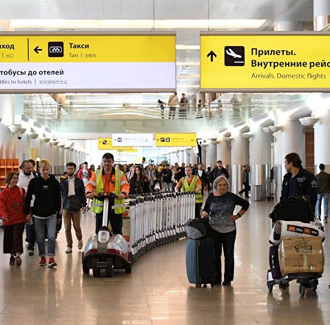 Пассажиры с чемоданами в аэропорту