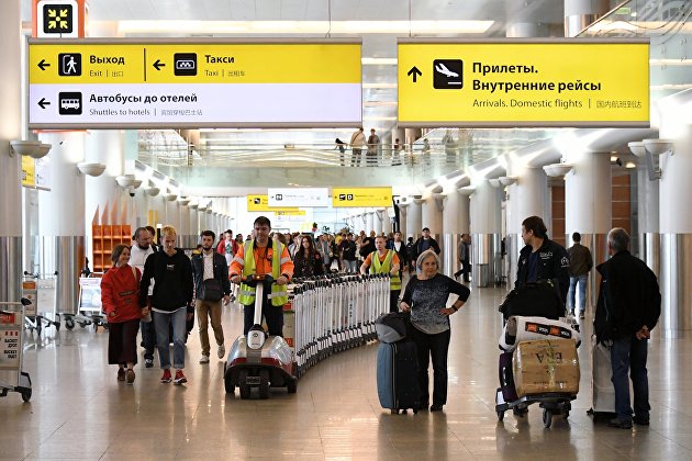 Пассажиры с чемоданами в аэропорту