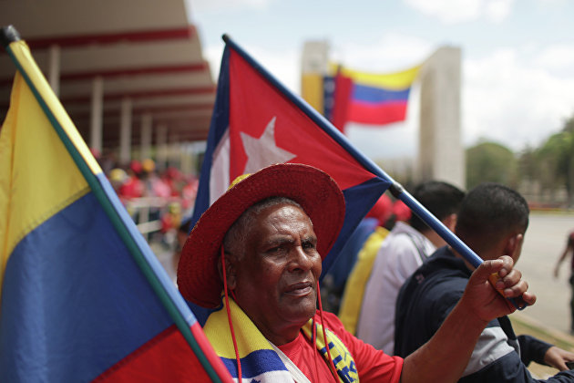 Житель Каракаса с национальными флагами