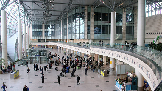 Пассажиры в аэропорту "Домодедово"