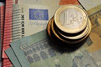 Монета номиналом 1 евро и банкноты евро различного номинала