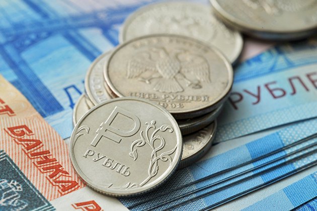 Монета номиналом 1 рубль и банкноты номиналом 2000 рублей и 5000 рублей