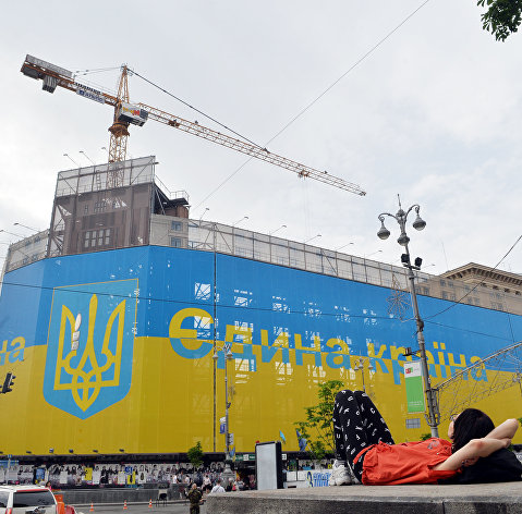 Флаг и герб Украины на здании в центре Киева.