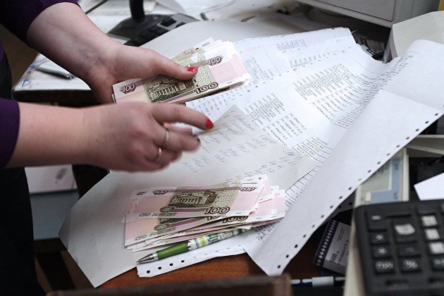 В Крыму начали выдавать пенсии в российских рублях
