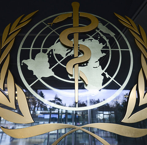 " Эмблема Всемирной организации здравоохранения на входе в здание штаб-квартиры организации в Женеве