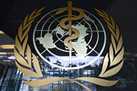 " Эмблема Всемирной организации здравоохранения на входе в здание штаб-квартиры организации в Женеве