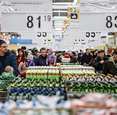 Посетители в гипермаркете "Лента" в Великом Новгороде