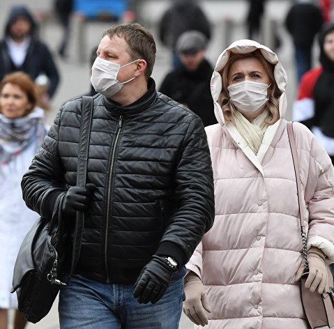 !Люди в медицинских масках в Москве