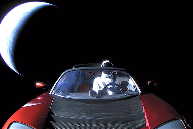 Кабриолет Tesla Roadster, выведенный на орбиту