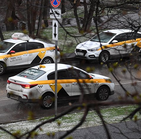 Автомобили службы "Яндекс Такси".