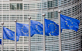 " Флаги Евросоюза на фоне здания Европейской комиссии