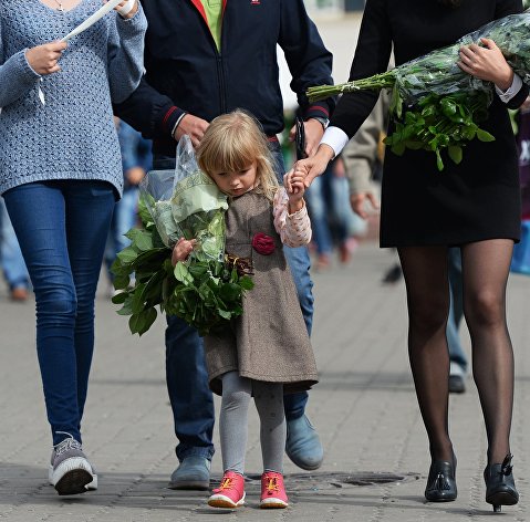 Москвичи покупают цветы к 1 сентября на Рижском цветочном рынке