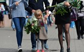 Москвичи покупают цветы к 1 сентября на Рижском цветочном рынке