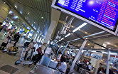 Пассажиры у стойки регистрации билетов в аэропорту "Домодедово".