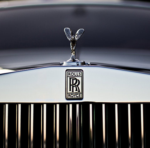 " Эмблема Rolls-Royce на радиаторной решетке автомобиля