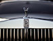 " Эмблема Rolls-Royce на радиаторной решетке автомобиля