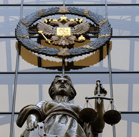 Статуя Фемиды на фасаде здания верховного суда РФ в Москве.