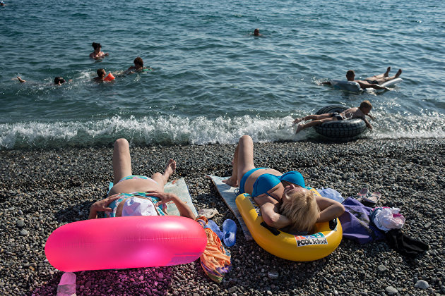 "Отдыхающие на пляже около Олимпийского парка в Сочи