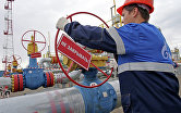Рабочий на хранилище газа