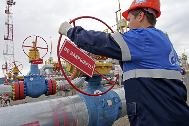 Рабочий на хранилище газа Рабочий на хранилище газа