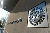 Табличка с логотипом Международного валютного фонда на стене здания МВФ