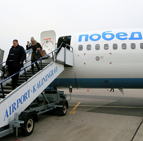 Пассажиры сходят с самолета российской низкобюджетной авиакомпании "Победа", осуществившего первый рейс по маршруту Москва-Калининград Пассажиры сходят с самолета российской низкобюджетной авиакомпании "Победа", осуществившего первый рейс по маршруту Москва-Калининград