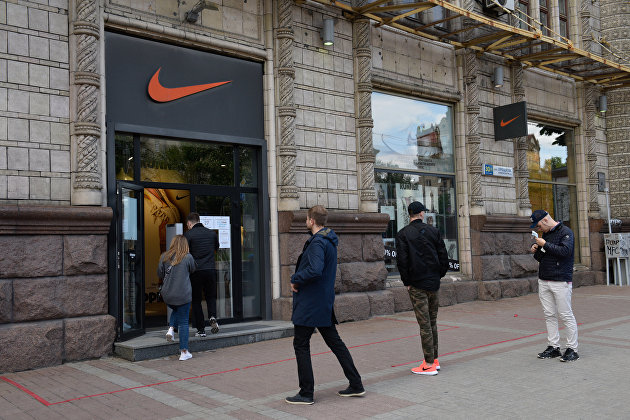 Американский производитель одежды и обуви Nike решил полностью уйти с российского рынка