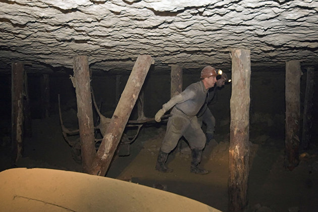 Работа шахты "Комсомолец" в Кузбассе приостановлена, горняков вывели на поверхность