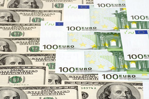Денежные купюры: евро и доллары