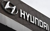 Логотип южнокорейской автомобилестроительной компании Hyundai в автосалоне в Москве