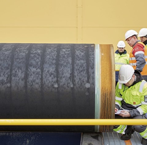 Инженеры проводят проверку первых труб, необходимых для стоительства двух ниток газопровода "Северный поток-2"