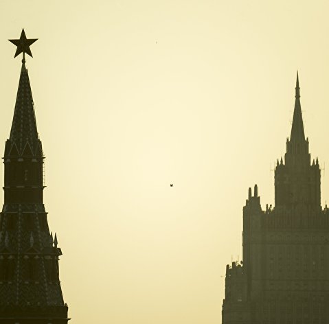 Водовзводная башня Московского Кремля и высотное здание министерства иностранных дел РФ