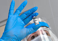 " Медсестра держит в руках ампулу с вакциной "Гам-Ковид-Вак"