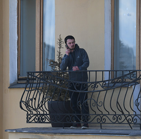 " Мужчина курит на балконе