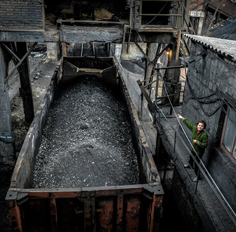Отгрузка угля в вагоны на шахте