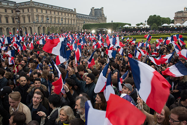 Избиратели во время объявления результатов голосования второго тура президентских выборов во Франции