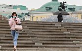 " Девушка в защитной маске на Манежной площади в Москве.
