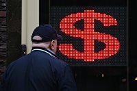 Электронное табло со знаком доллара на одной из улиц в Москве