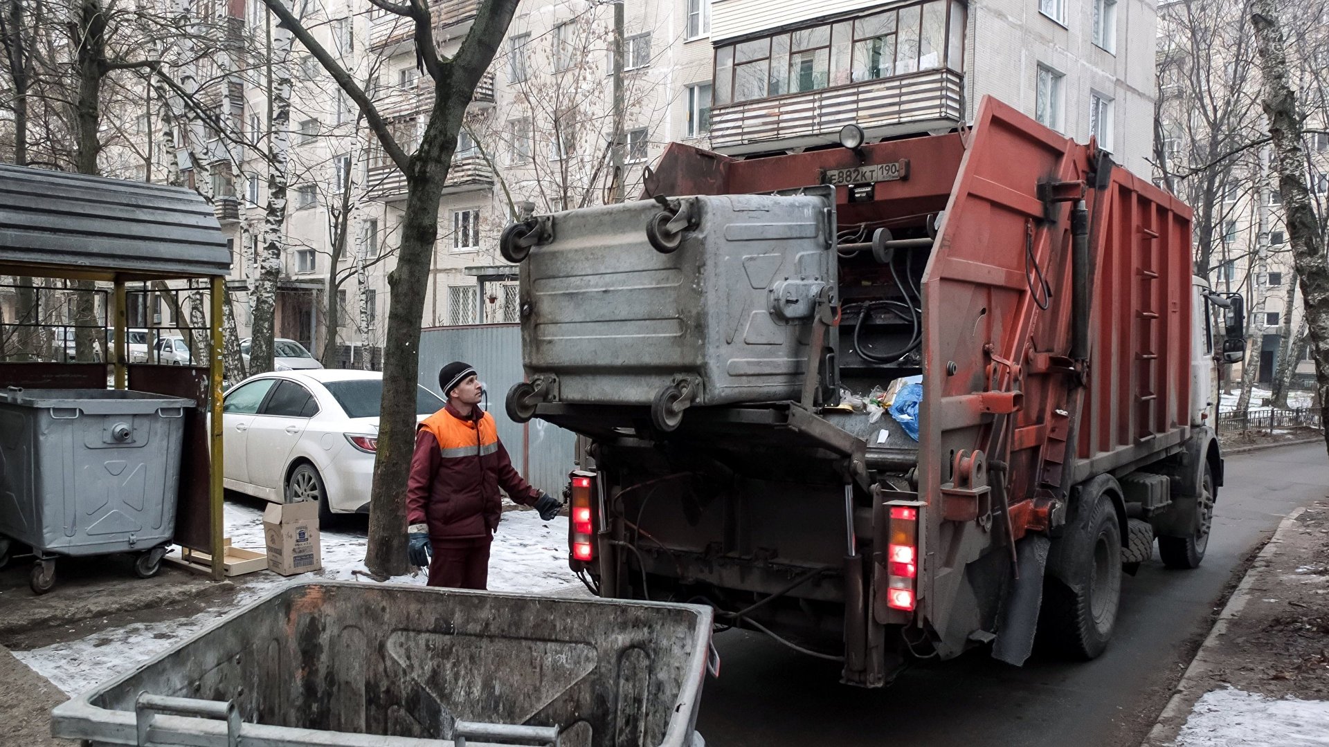 Выброс мебели на помойку