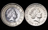 " Новая (слева) и старая монеты номиналом в 1 фунт стерлингов