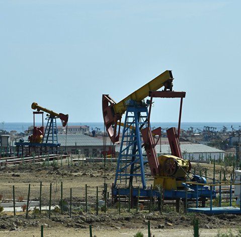 Добыча нефти в пригороде Баку Добыча нефти в пригороде Баку