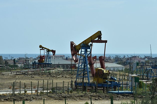 Добыча нефти в пригороде Баку Добыча нефти в пригороде Баку