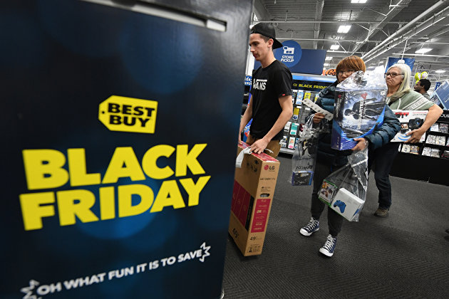 " Покупатели в очереди во время распродажи в "Черную пятницу" в Калвер-Сити, штат Калифорния, США