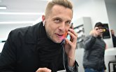 Покупатель в магазине выбирает смартфон